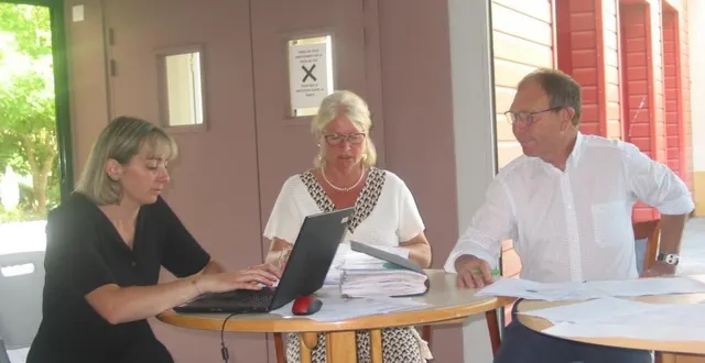 photo  de gauche à droite : laëtitia roulois (assistante de direction), joëlle robillard (directrice), denis robillard (président de l’association).  &copy;  b.meunier 