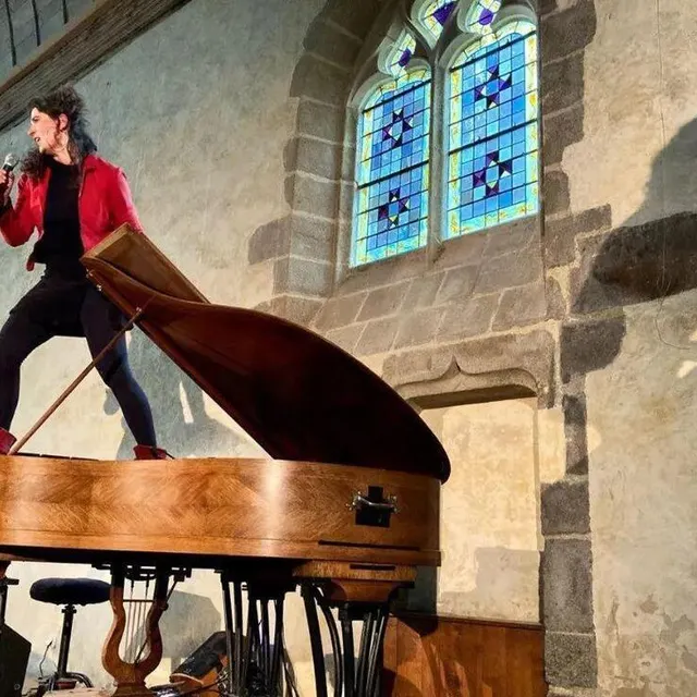 photo la pianiste alençonnaise violette prévost lancera la saison automnale, vendredi 8 septembre sur le parvis de la luciole.  ©  dr