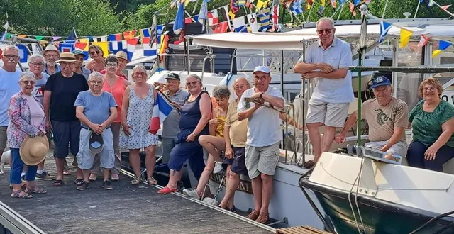 photo  un groupe de plaisanciers en croisière sur la sarthe a fait une halte mardi au domaine du houssay  &copy;  ouest-france 