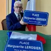 photo les plaques sont prêtes à être posées et dévoilées.