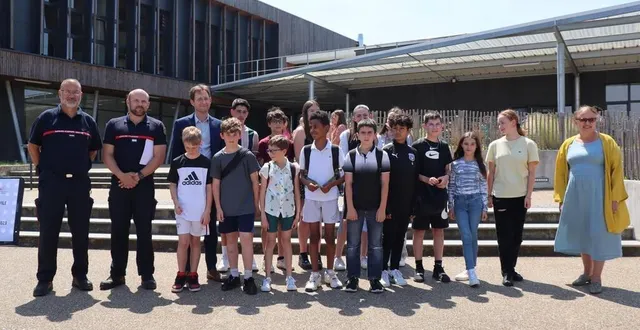 photo  la promotion 2023-2024 (premier rang) va succéder à la promotion 2021-2022 (deuxième rang) pour la formation de cadets de la sécurité civile.  &copy;  ouest-france 