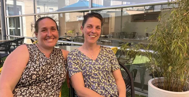 photo  sandrine bourdin, du gaec la dronnière, « du lait cru qui l’eut cru » et amandine duguet, adjointe au maire, organisatrices avec l’association des festivités communales de la fête de la musique du 16 juin, et du marché du terroir et de l’artisanat du 18 juin dans le centre bourg de thorée-les-pins.  &copy;  ouest-france 