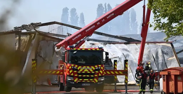 photo  près d’une vingtaine de véhicules de sapeurs-pompiers ont été mobilisés pour maîtriser l’incendie. ?  &copy;  photo le maine libre – denis lambert 
