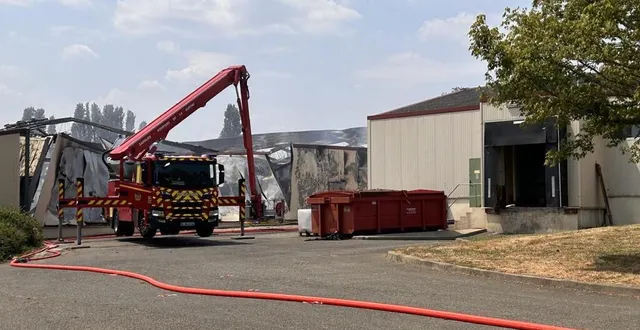 photo  deux poulaillers de 2 000m2 de l’entreprise sovopa ont été détruits par les flammes ce jeudi 15 juin 2023, à côté du mans (sarthe).  &copy;  ouest-france 