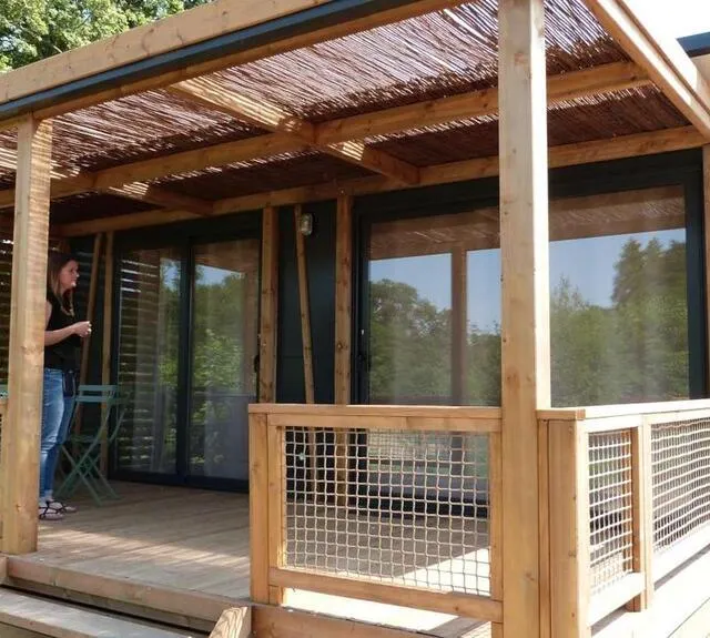 photo le chalet ottawa (six personnes) comporte deux baies vitrées, contre une pour le chalet moréa (cinq personnes).  ©  ouest-france