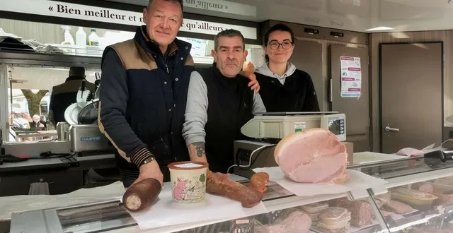photo  dominique sergent, à gauche, accompagné de stéphane dion et delphine gougeon, servent les clients sur le marché de la cathédrale, à laval, le samedi et mardi matin.  &copy;  nébia séri 