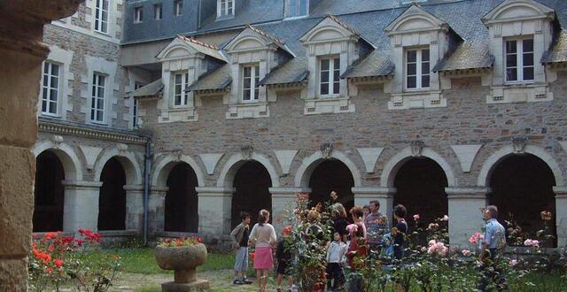 photo  le monastère des calvairiennes à redon (ille-et-vilaine). 