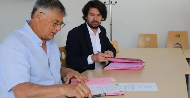 photo  gilles grimaud (à gauche), président d’anjou bleu communauté, et matthieu billiard, président de la cci de maine-et-loire, ont paraphé deux conventions mardi 13 juin.  &copy;  ouest-france 