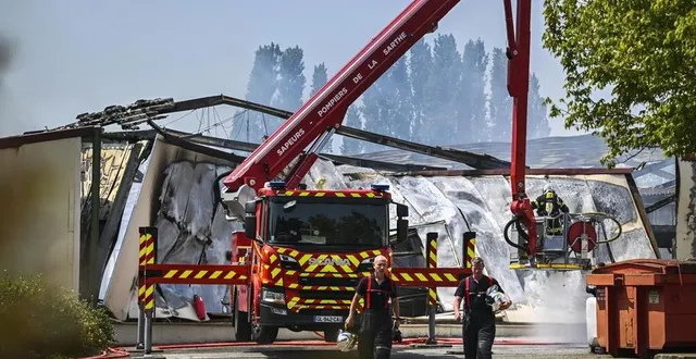 photo  61 sapeurs-pompiers ont été engagés ce jeudi 15 juin 2023 à aigné, lieu-dit le pré du doué, où deux poulaillers industriels ont pris feu.  &copy;  le maine libre – denis lambert 