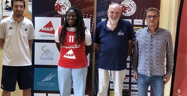 photo  leslie matanga entourée de simon sterling, le nouvel entraîneur du bc chauray (à gauche), françois watrin et frédéric duflos.  &copy;  co – marie-valérie jannin 