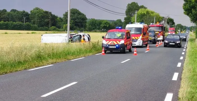 photo  la fourgonnette qui tentait un dépassement a été projetée dans un champ.  &copy;  ouest-france 