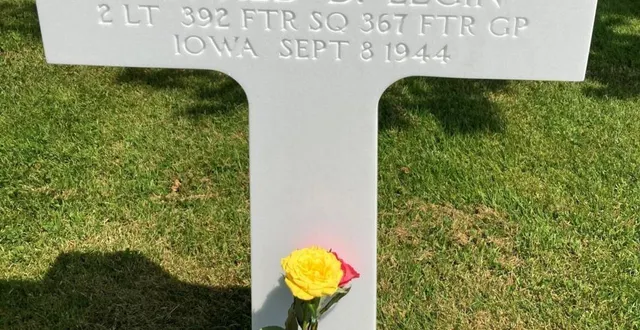 photo  la tombe du lieutenant, fleurie de roses lors du mémorial day  &copy;  jacky emery 