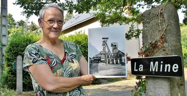 photo  régine vaillant, présidente de l’association ans-traces-sites, sur les lieux de l’ancienne mine de la sanguinière, avec une photo d’époque, prise dans les années 1940.  &copy;  ouest-france 