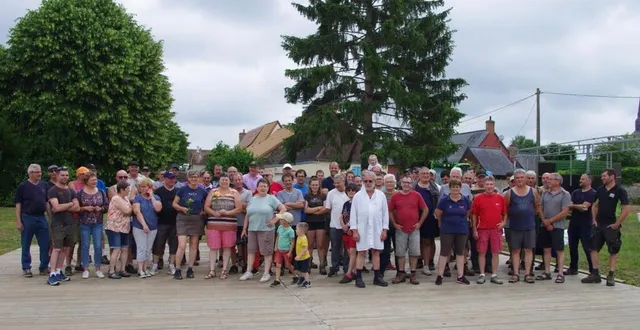 photo  les bénévoles ont œuvré à l’installation des stands, des podiums, de la piste de danse…  &copy;  le maine libre 