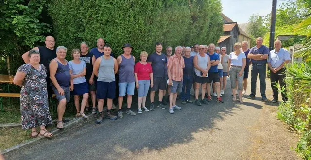 photo  les bénévoles avec le maire michel froger, éric froger, président du comice chavagnais et nathalie dreux, présidente du comice du pays bilurien.  &copy;  ouest-france 