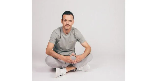 photo  fabien olicard mêle l’humour et le mentalisme sur scène.  &copy;  laura gilli 