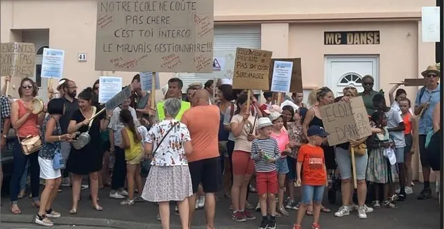 photo  une petite centaine de manifestants ont défilé « dans une ambiance bon enfant », assure une mère de famille, sur place.  &copy;  dr 