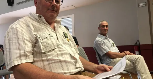 photo  hervé querru, médaille sur la chemise, et diplôme grand or en main pour ses 39 années passées au sein de la fromagerie bel.  &copy;  ouest-france 