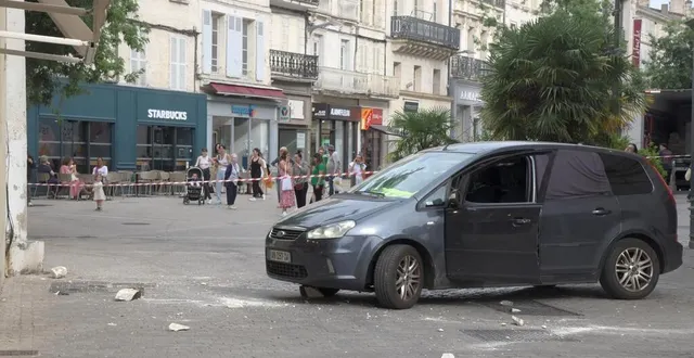 photo  à niort, place des halles, des pierres sont tombées d’une cheminée après le séisme.  &copy;  marie delage 