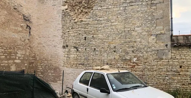 photo  une partie d’un mur ancien, s’est effondrée sur un véhicule à mauzé-sur-le-mignon.  &copy;  jean-luc simon 