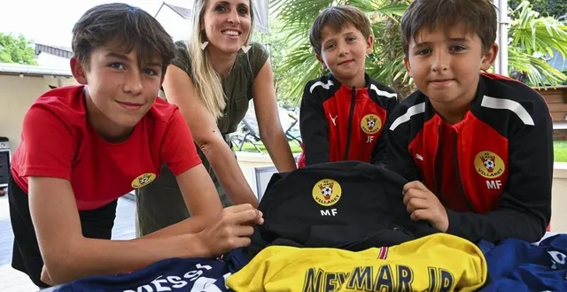 photo  mathys, martin et jean accueilleront de nouveaux copains ce week-end. des jeunes joueurs de l’ogc nice.  &copy;  le maine libre – denis lambert 