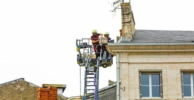 photo  un habitant a dû, toutefois, être hospitalisé à niort, après avoir reçu une tuile sur la tête.  &copy;  photopqr/la nouvelle republique, maxppp 