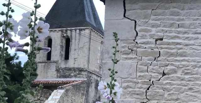 photo  la laigne (charente-maritime), vendredi soir. l’église menace de s’effondrer dans cette commune proche de l’épicentre, où les secours ont procédé à l’évacuation des habitants.  &copy;  co – marie delage 