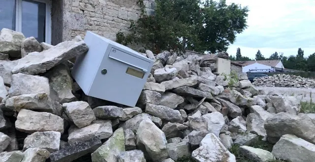 photo  c’est le chaos au village de la laigne en charente-maritime, situé tout proche de l’épicentre du tremblement de terre. la bourgade de 500 habitants a nettement souffert du séisme de ce vendredi 16 juin ressenti dans l’ouest de la france.  &copy;   photo co – marie delage 