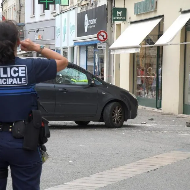 photo des pierres sont tombées sur la chaussée, place des halles à niort, après le séisme.  ©  photo co – marie delage