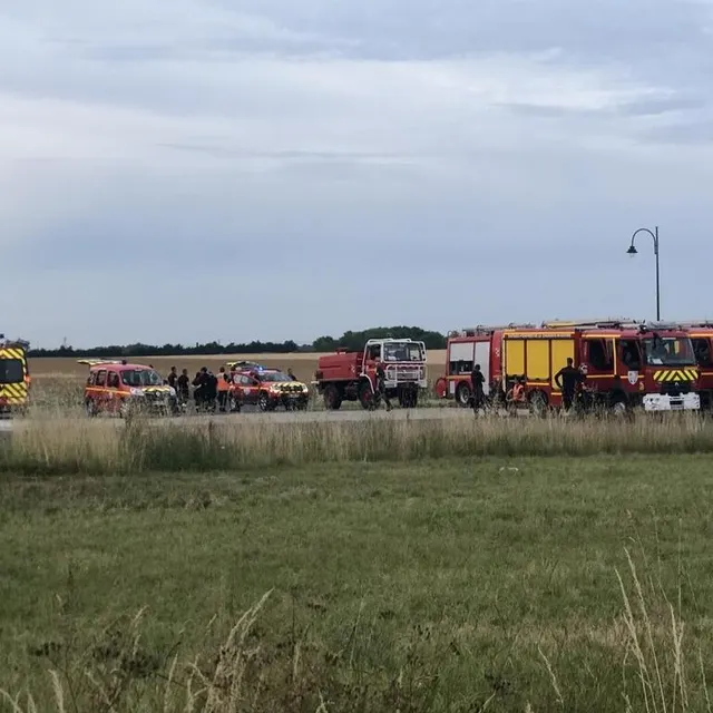 photo les pompiers sont mobilisés au village de la laigne en charente-maritime. la bourgade, toute proche du lieu de l’épicentre du tremblement de terre, a souffert du séisme ce vendredi 16 juin  ©  photo co – marie delage