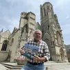 photo  richard brionne devant l’église notre-dame de saint-lô qu’il évoque dans son livre « entre ciel, terre et mer, destination la manche ». 