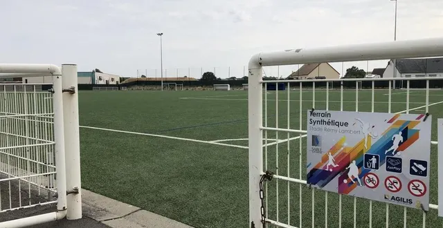 photo  le terrain synthétique du stade rémy-lambert a déjà nécessité 7 000 € de frais de rénovation après des dégradations intervenues au cours de la saison.  &copy;  ouest-france 