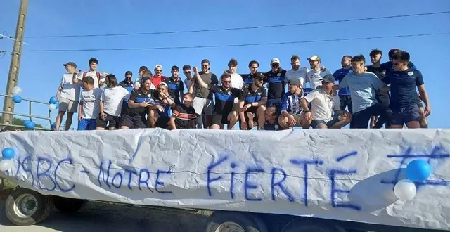 photo  les joueurs et dirigeants de l’us bazouges devront gagner pour espérer vivre la montée à l’échelon supérieur.  &copy;  us bazouges 