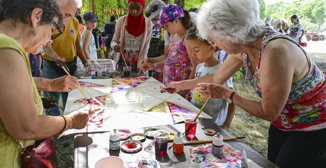 photo  le mans, samedi 17 juin 2023. l’atelier peinture où chacun apporte sa touche pour créer une œuvre collaborative a eu beaucoup de succès tout au long de l’après-midi.  &copy;  le maine libre – yvon loué 