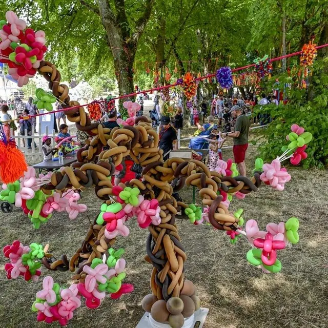 photo l’arbre à ballons sculptés, une œuvre collaborative.  ©  le maine libre – yvon loué