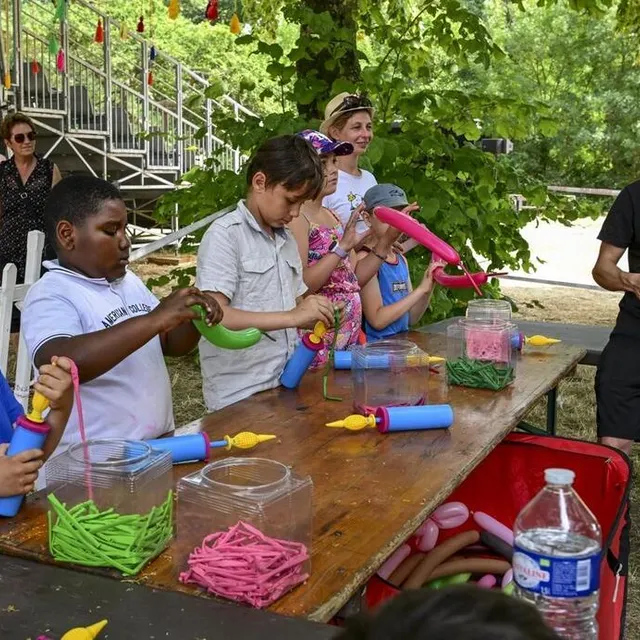 photo l’atelier de sculpture sur ballon n’a pas désempli de l’après-midi.  ©  le maine libre – yvon louéloue