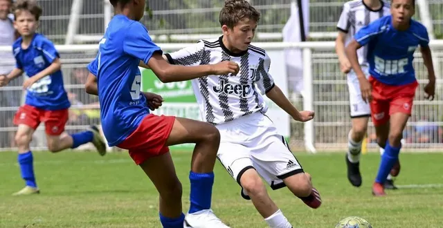 photo  avec son traditionnel maillot noir et blanc, la juventus turin fait figure de grand.  &copy;  le maine libre – yvon loue 