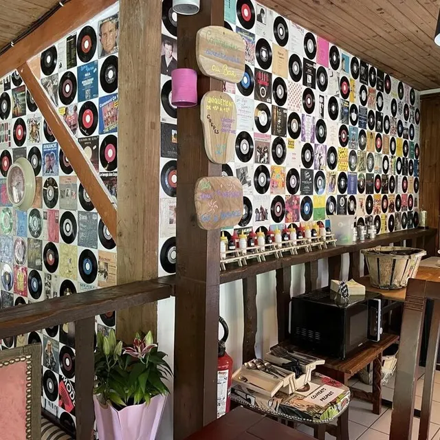 photo agathe letheuré et jérôme bavay ont aménagé un bar rétro, le vintage’bar, à côté de leur camping la bulle du temps.  ©  ouest-france