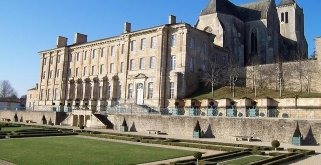 photo  l’abbaye de celles-sur-belle, monument historique.  &copy;  archives co 