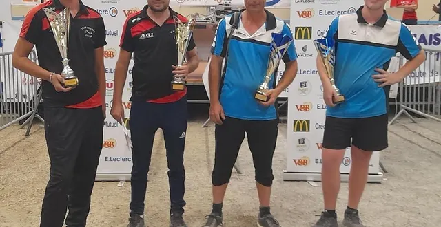 photo  christophe et evan petit (à droite) ont bataillé pour remporter la partie finale sur le score de 13 à 12..  &copy;  pétanque fléchoise 