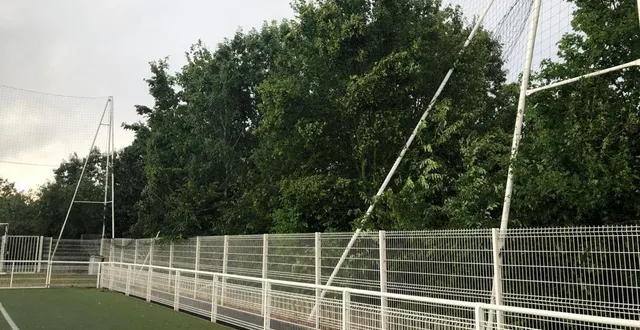 photo  quelques dégâts sont à relever au stade des fontenelles, au villaret.  &copy;  le maine libre 