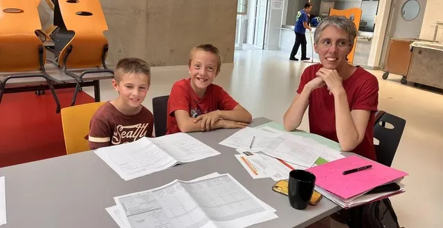 photo  théo et mathéo, élèves de 6e et éco-délégués, très impliqués dans le projet de l’assiette unique et dans la réduction du gaspillage alimentaire, avec elsa lévéder de la chambre d’agriculture.  &copy;  ouest-france 