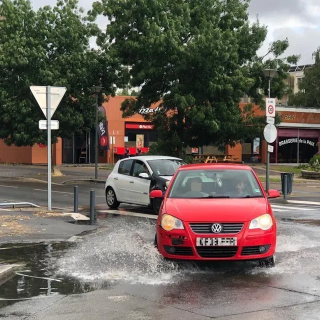 photo les rues se sont transformées en torrent par endroits, comme ici à coulaines.  ©  photo le maine libre