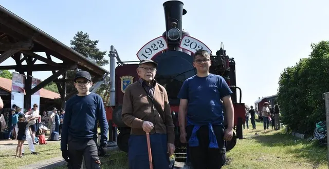 photo  maurice, entouré des deux plus jeunes bénévoles de la transvap, renan et timéo, avant de monter dans le train.  &copy;  le maine libre 