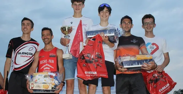 photo  le podium masculin de la course en duo de la chapelle-près-sées. avec les jeunes de l’alençon running club émile bisson et raphaël seurin sur la plus haute marche.  &copy;  ouest-france 