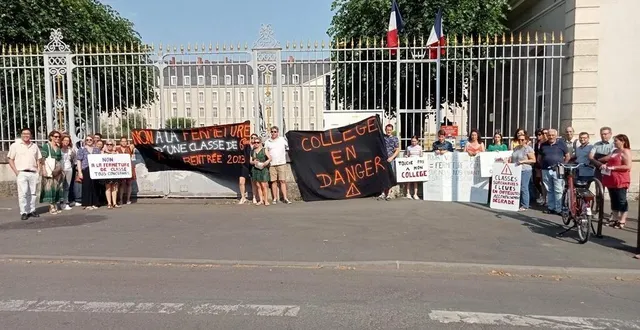 photo  le rassemblement d’élus, d’enseignants, de parents, d’élèves, de membres du comité fcpe et de délégués syndicaux snes-fsu, devant la cité administrative.  &copy;  le maine libre 
