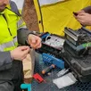 photo des techniciens d’orange en train de réparer le réseau fibre optique.