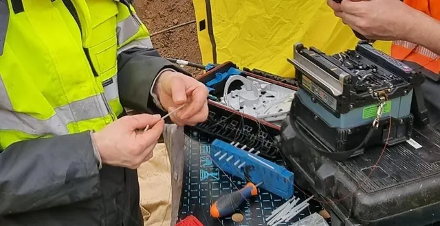 photo  des techniciens d’orange en train de réparer le réseau fibre optique.  &copy;  dr 