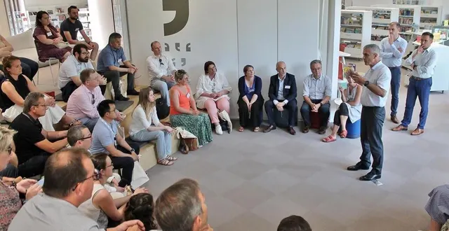 photo  daniel chevalier, président de la communauté de communes, et nicolas leudière, maire de sablé-sur-sarthe, ont pris la parole devant les nouveaux arrivants, réunis dans le nouveau pôle culturel, jeudi 15 juin 2023.  &copy;  ouest-france 