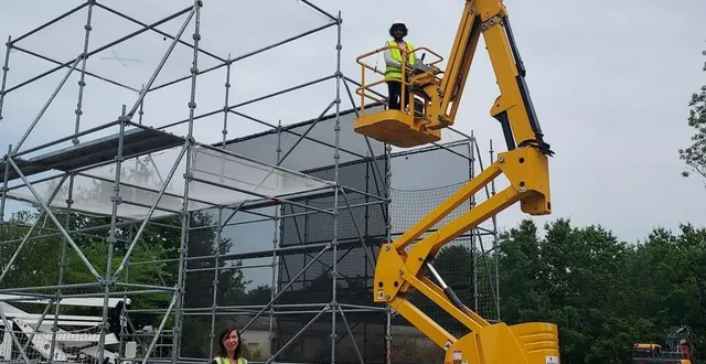 photo  sous les yeux de laurence martin, chargée d’affaires à formalev, le stagiaire reda cherkaoui, perché à 4 m de hauteur, dans sa nacelle, est en formation pendant trois jours pour l’obtention d’un caces nacelles.  &copy;  ouest-france 